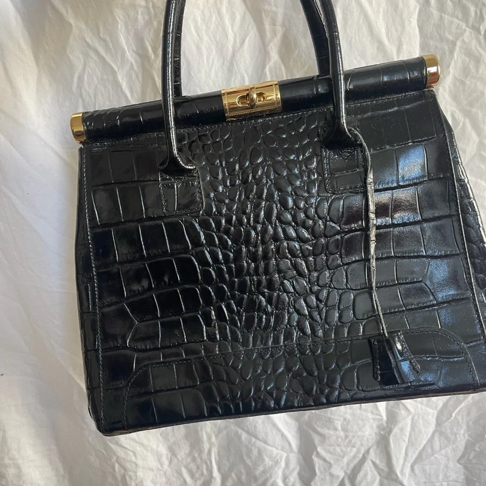 Vera Pelle leather Elegant Black-Embossed Handbag
